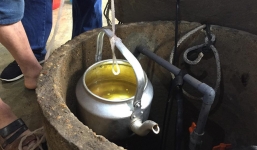 Kỳ lạ giếng nước bốc cháy ngùn ngụt như dầu hỏa