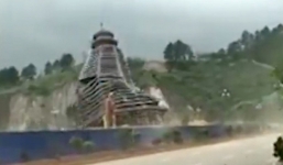 Gió thổi sập tòa tháp 23 tầng
