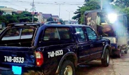 Tài xế lái xe tải chở gỗ lậu tông vào ô tô kiểm lâm để tẩu thoát