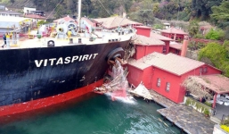 Biệt thự cổ gần trăm triệu USD bị tàu hàng đâm tan nát gây xôn xao