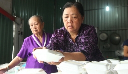 Gia đình có 3 người tử vong trong vụ cháy Carina nấu 24.500 suất cơm từ thiện trong 49 ngày