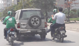 Tình huống hy hữu: 2 tài xế mặc đồng phục GrabBike chung chân đẩy một ô tô chết máy đi bon bon trên đường