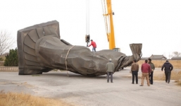 Xôn xao tượng khổng lồ của Tần Thủy Hoàng bị gió kéo đổ sập