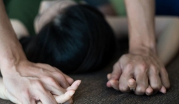 Câu chuyện về người phụ nữ không thể chăm sóc nổi con mình vì kí ức bị hãm hiếp 16 năm trước đeo bám