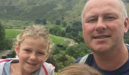 Kiểm tra bài tập về nhà của con, mẹ ngạc nhiên khi nhìn thấy dòng chữ con viết về gia đình