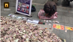 Ăn xin kiểu mới: Chất tiền thành đống trên đường, gió thổi bay cũng mặc kệ