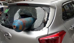 Hà Nội: Bình gas 'từ trên trời rơi xuống', nằm gọn trong xe ô tô đang chạy