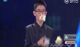 Cậu bé tung hứng xoay rubik cực đỉnh khiến triệu người kinh ngạc