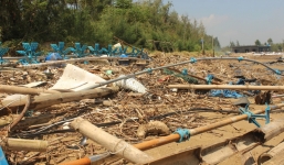 Dân bức xúc vì nhiều cán bộ xã cùng người nhà được hỗ trợ thiệt hại bão