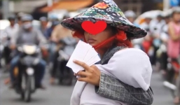 'Bán tôi 20 ngàn niềm vui': câu chuyện xúc động của bác sĩ trẻ 'mua' niềm vui từ chị bán vé số