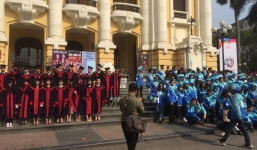 Bức ảnh 'Một bậc thềm và rất nhiều số phận' đầy cảm xúc được chia sẻ mạnh trên MXH