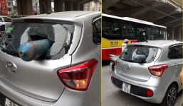 Trích xuất camera điều tra vụ bình khí xuyên thủng kính ô tô khi đang đi 