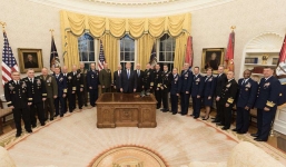 Bức ảnh gây chú ý của ông Trump giữa lúc Syria 'căng như dây đàn' 