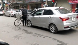 Người đàn ông vác xe đạp chặn ô tô, 'bịt' luôn đường xe cứu thương
