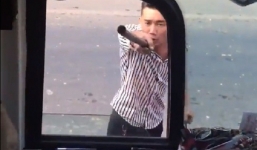 Côn đồ hung hãn chặn xe, dằn mặt tài xế xe khách giữa đường