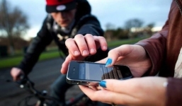 Bị giật điện thoại, mẹ trẻ dẫn chồng đến tận nhà tên trộm đòi lại