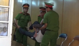 Kể giết người lăn đùng ra ngất xỉu sau khi nghe tòa tuyên án tử hình