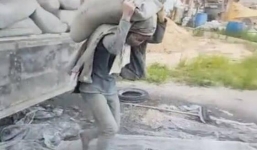 Cô gái 27 tuổi mỗi ngày vác 20 tấn xi măng và câu chuyện cay đắng đằng sau khiến ai cũng mủi lòng