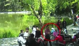 Nhân viên chăm sóc mải xem nhảy nhót không để ý, xe lăn của cụ bà 90 tuổi trượt dốc, lao xuống ao