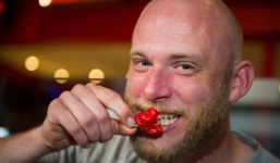 Tham gia thử thách ăn ớt cay nhất thế giới, người đàn ông gặp nạn