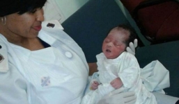 Bé sơ sinh còn nguyên dây rốn bị bỏ rơi trong ống cống