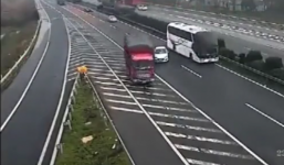 Clip: Tài xế gây tai nạn liên hoàn trên cao tốc rồi thản nhiên bỏ đi