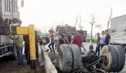 Xe tải đang chạy bất ngờ nổ lốp, bay luôn 4 bánh trước