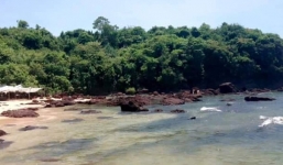 Rủ nhau đi chơi dọc bãi đá, 2 nữ sinh bị sóng cuốn chết đuối thuơng tâm