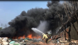 Cháy ngùn ngụt tại xưởng phế liệu ở TP.HCM