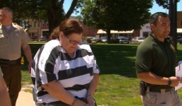 Bất chấp cháu đang trong tình trạng sức khỏe nguy kịch, người bà ác độc nhốt cô bé trong phòng, bỏ mặc đến chết