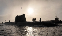 Bà May ra lệnh cho các tàu ngầm Anh vào vị trí, sẵn sàng tấn công Syria ngay đêm nay!