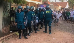 Người dân tiếp tục vây kho điều tiền tỷ, 20 công an đứng ngoài bảo vệ