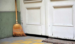 Chổi quét nhà cũng ảnh hưởng đến phong thủy, không được đặt tùy tiện như trước giờ chúng ta vẫn làm đâu