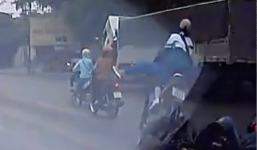 Hà Nội: Bị ngã ra đường vì tránh ô tô đi ngược chiều, 2 người bị xe máy đi sau cán trực diện