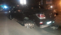 Xe ben cuốn xe máy vào gầm kéo lê gần 100m