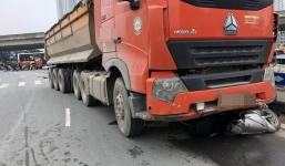 Xe ben cuốn xe máy vào gầm kéo lê gần 100m