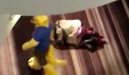 Đôi nam nữ ngang nhiên 'mây mưa' tại hành lang khách sạn