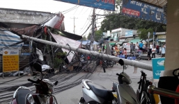 Trụ điện gãy đổ, đè bẹp tiệm sửa xe, người dân hoảng hốt bỏ chạy