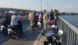 Cầu Bình Triệu ùn tắc kinh hoàng vì người đàn ông gieo mình xuống sông Sài Gòn tự tử