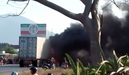 Xe container đang chạy bất ngờ bốc cháy nghi ngút