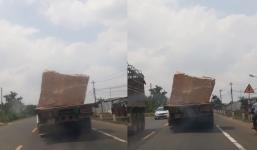 Giật mình với xe đầu kéo chở 2 tảng đá khổng lồ băng băng trên quốc lộ ở Gia Lai