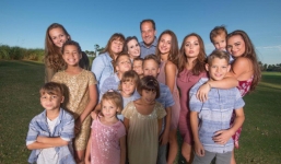 Hy hữu người phụ nữ U40 có 16 người con vẫn đẻ liên tiếp không ngừng nghỉ