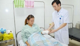 Nhóm nữ sinh lớp 12 mang tuýp sắt, bình hơi cay đánh bạn nhập viện