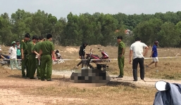 Tá hỏa phát hiện thi thể người phụ nữ cháy đen bên cạnh chiếc xe máy giữa bãi đất trống