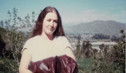 Lòng tin đặt nhầm chỗ, cô gái bị bắt làm nô lệ tình dục, phải nằm trong quan tài gỗ 23 tiếng/ngày trong suốt 7 năm