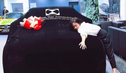 Ít khi đăng đồ hiệu đắt đỏ, nhưng một khi đã khoe thì Phương Ly khoe hẳn vừa mua ô tô tiền tỉ