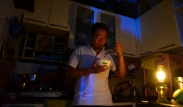 Sau hỏa hoạn 13 nạn nhân tử vong, người dân sống trong chung cư Carina cùng bóng đèn dầu