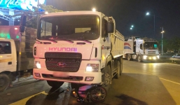 Va chạm xe ben, mẹ hoảng loạn la hét khi thấy con trai bị cuốn vào gầm 