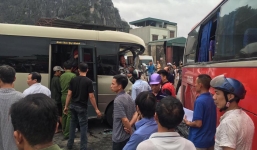 Xe khách va chạm kinh hoàng, người dân dùng xà beng, búa tạ giải cứu nạn nhân 