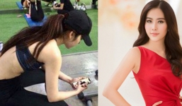 Xôn xao hình ảnh cô gái giống Nam Em tay cầm điện thoại xem ảnh Trường Giang